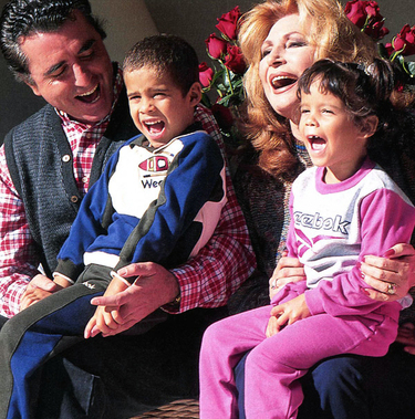 Rocío Jurado y José Ortega Cano posan junto a sus dos hijos adoptivos José Fernando y Gloria Camila