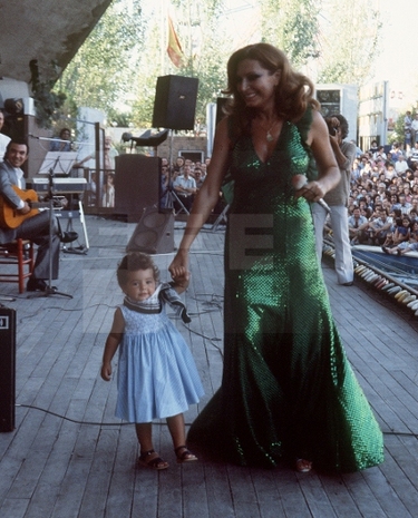 Rocío junto a su hija Rociíto durante una actuación