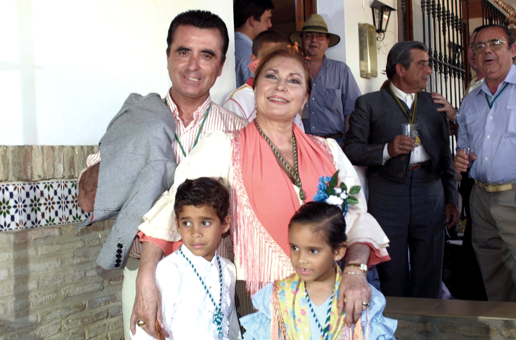 José Ortega Cano y Rocío Jurado con sus hijos, José Fernando y Gloria Camila, durante la romería del Rocío