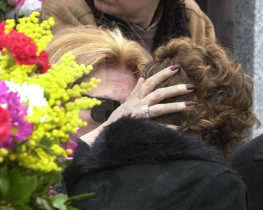 Rocío consuela a su hija Rocío Carrasco durante el entierro de Pedro Carrasco