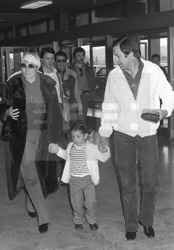 Rocío y Pedro Carrasco con Rociíto en el aeropuerto de Barajas