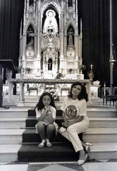 Rocío Jurado y su hija, Rocío Carrasco, posan en el Santuario de la Virgen de Regla