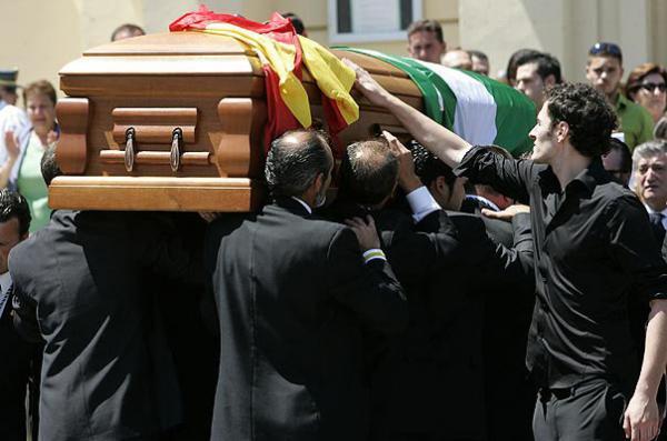 Camino del cementerio, los chipioneros demuestran su admiración por Rocío Jurado