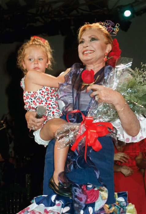 Rocío Jurado con su nieta Rocío Flores en brazos después de una actuación