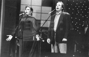 Rocío y Joan Manuel Serrat cantan el himno de Andalucía durante la grabación de la Gala de Andalucía de Canal Sur TV