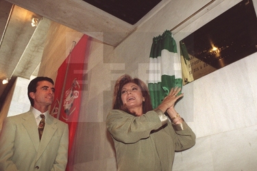 Rocío, acompañada del torero José Ortega Cano, descubre una placa conmemorativa en el Auditorio de la Cartuja.