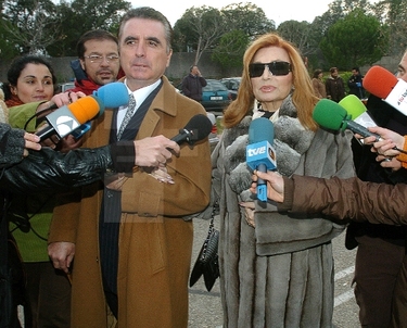 Rocío y José Ortega Cano atienden a la prensa a su llegada al tanatorio de La Paz