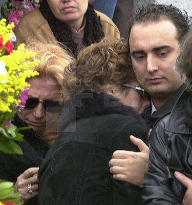 Rocío Carrasco consolada por Fidel Albiac durante el entierro de su padre