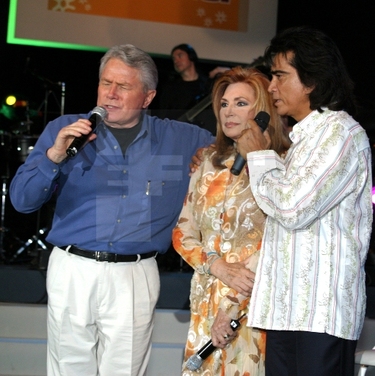 Rocío, José Luis Rodríguez «El Puma» y Luis Palau durante la clausura del FestiMadrid