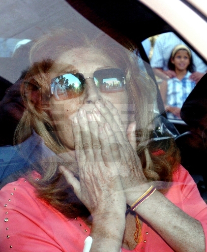 Rocío saluda al público a su salida del centro médico Montepríncipe