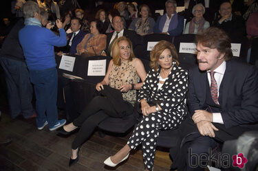 María Teresa Campos, Rocío Carrasco, Bigote Arrocet, entre otros, en la presentación del sello Rocío Jurado.