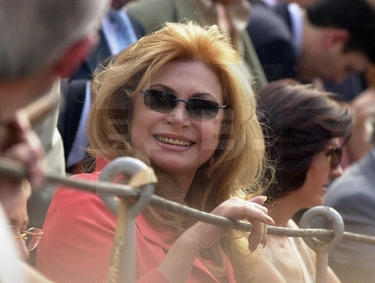 Rocío saluda desde la barrera en la que asiste a la Corrida de La Prensa celebrada en la Monumental de Las Ventas
