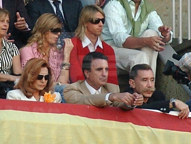 Rocío, José Ortega Cano, Marcos García Montes, Guti y su esposa en la Feria de San Isidro