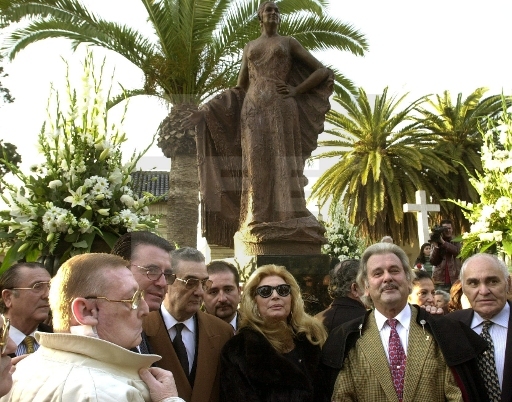 Rocío asiste a la inauguración del mausoleo dedicado a la cantante Juanita Reina