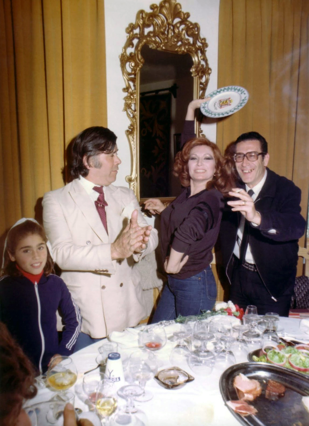 Rocío Jurado rodeada por sus amigos