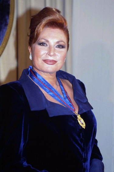 Rocío Jurado recibe la Medalla de Oro al Mérito en Bellas Artes