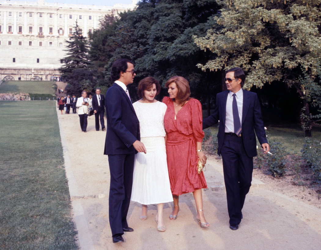 Rocío Jurado, Pedro Carrasco, Junior y Rocío Dúrcal paseando por los jardines del Palacio Real de Madrid (Campo del Moro)