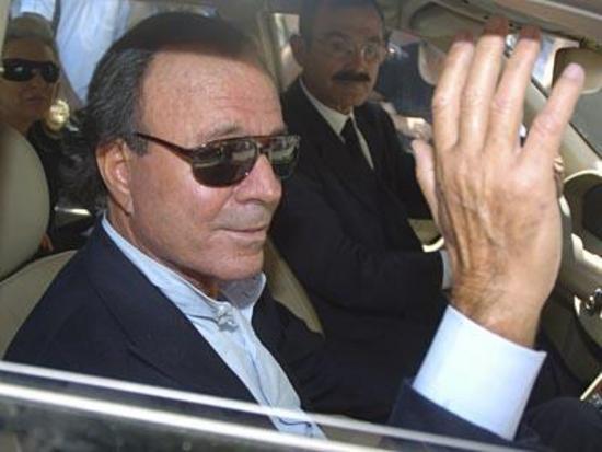 Julio Iglesias a su llegada a Chipiona para darle el último adiós a Rocío Jurado