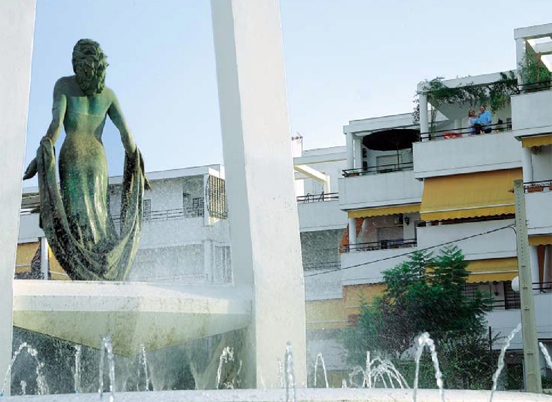 Amador Mohedano y Rosa Benito admiran el monumento dedicado a Rocío Jurado