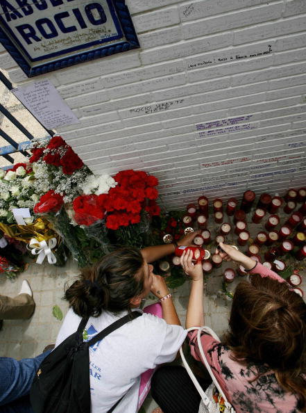 Unos admiradores encienden velas en las puertas de la casa de Rocío Jurado «Mi abuela Rocío»