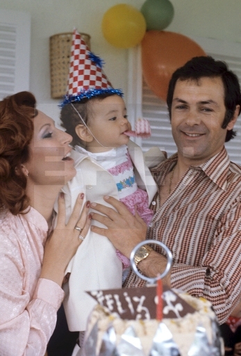 Rocío Jurado y Pedro Carrasco durante la celebración del primer cumpleaños de su hija