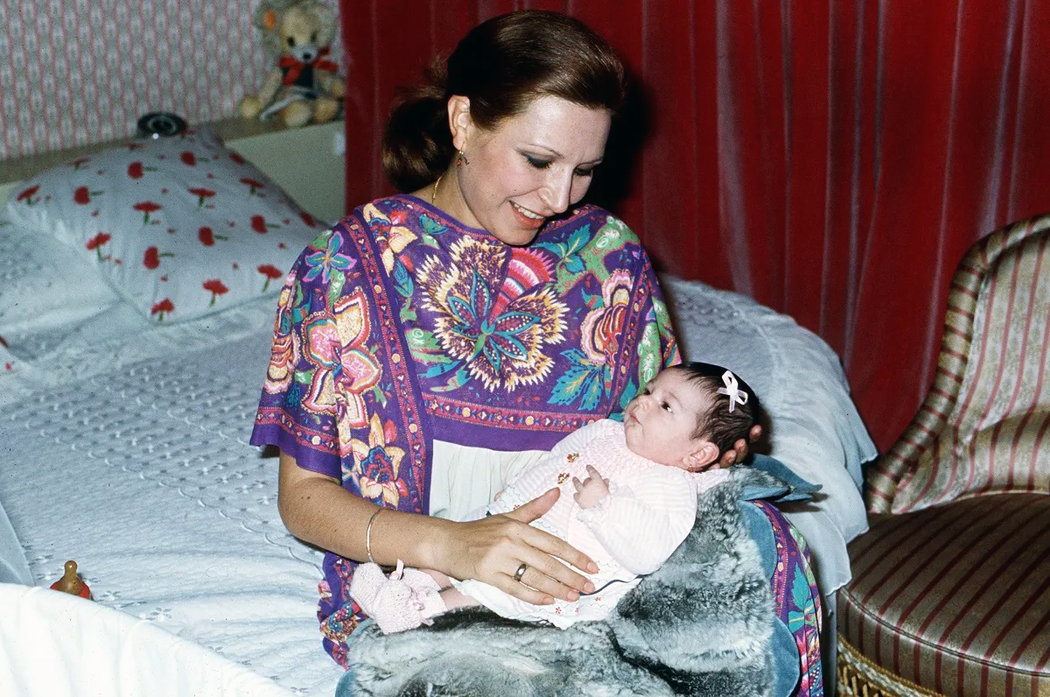 Rocío Jurado con su hija recién nacida Rocío Carrasco