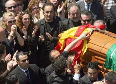 Rosa Benito, Rocío Carrasco, Fidel Albiac y José Ortega Cano acompañan el féretro