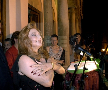 Rocío manda un saludo al público durante el pregón de las fiestas de Torredonjimeno