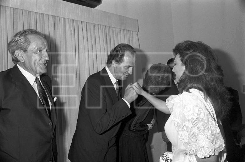 Juan Carlos saluda a Rocío Jurado durante la recepción ofrecida por los reyes de España en la Residencia Consular española de San Juan, Puerto Rico