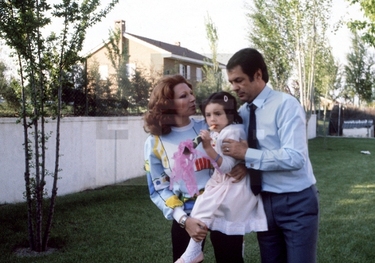 Rocío Jurado y Pedro Carrasco celebrando el cuarto cumpleaños de Rocío Carrasco