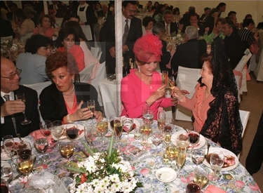 Rocío Jurado y una invitada brindan durante la fiesta con motivo del enlace de su hija Rocío Carrasco