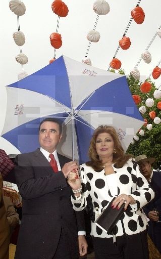 Rocío y José Ortega Cano caminan por el Real de la Feria