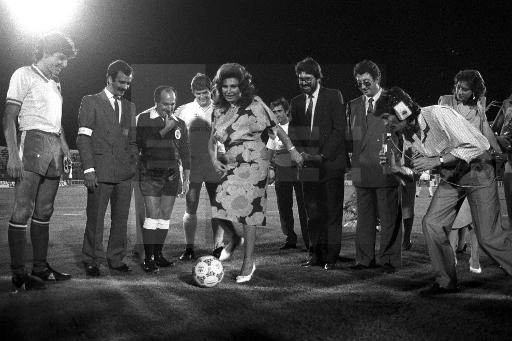 Rocío realiza el saque de honor en el encuentro inaugural del XVI Trofeo «Ciudad de La Línea»