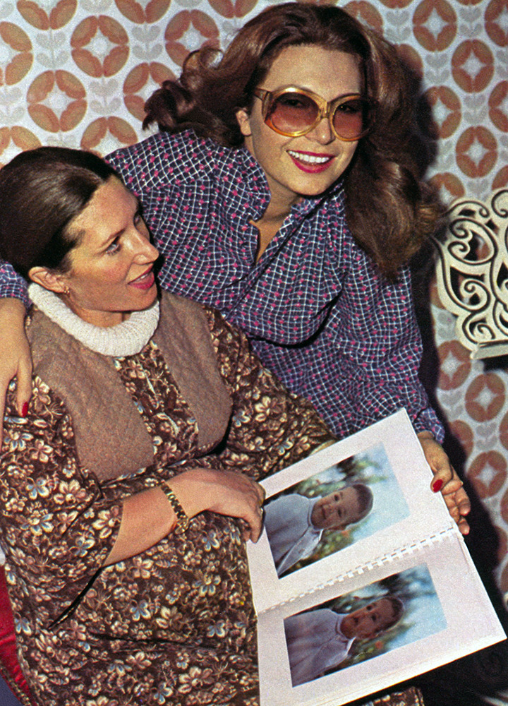 Las vemos mostrando un álbum de fotos de la pequeña Rocío.