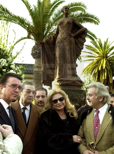 Rocío asiste a la inauguración del mausoleo dedicado a la cantante Juanita Reina