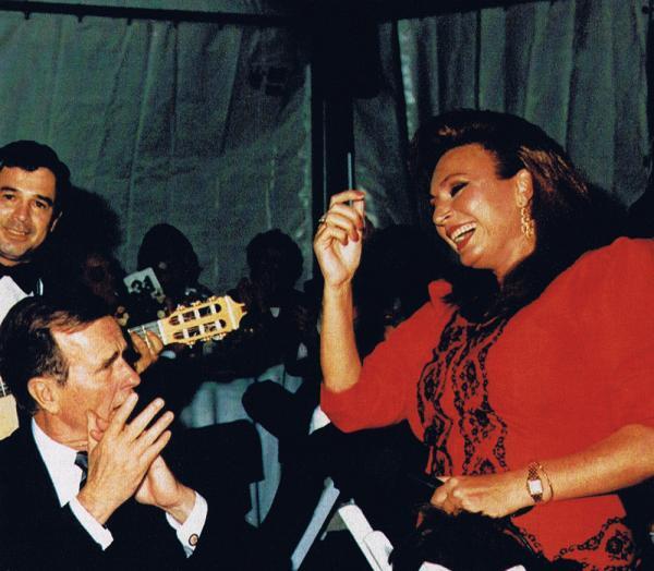 Rocío Jurado y George H.W. Bush - 196