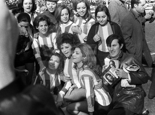 Lola y Carmen Flores, Rocío, Marujita Díaz, Conchita Bautista y Rosa Morena, durante un partido de fútbol