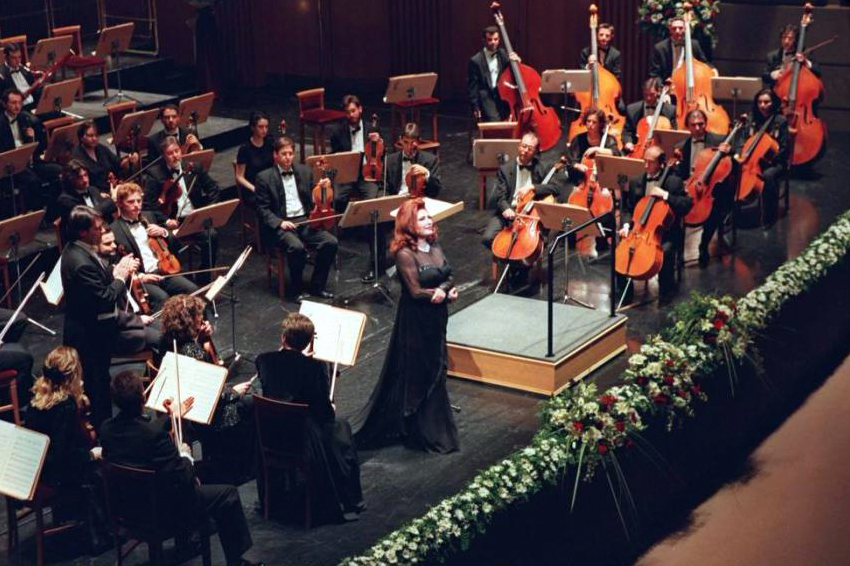 Rocío Jurado durante un concierto benéfico en homenaje a Manuel de Falla y Federico García Lorca