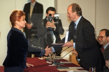 El Rey don Juan Carlos hace entrega a Rocío de la Medalla al Mérito en las Bellas