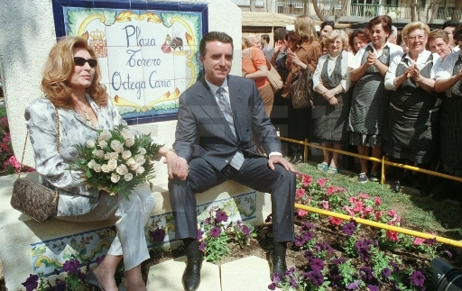 José Ortega Cano y Rocío posan en la plaza que el Ayuntamiento de la ciudad ha dedicado al torero