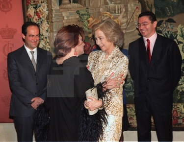 La reina Sofía, José Bono y Alberto Ruiz Gallardón saluda a Rocío al término de un concierto