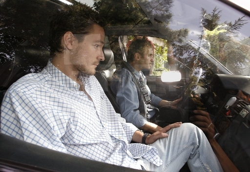 Fernando, hijo de Amador Mohedano, a su llegada a la residencia de Rocío Jurado