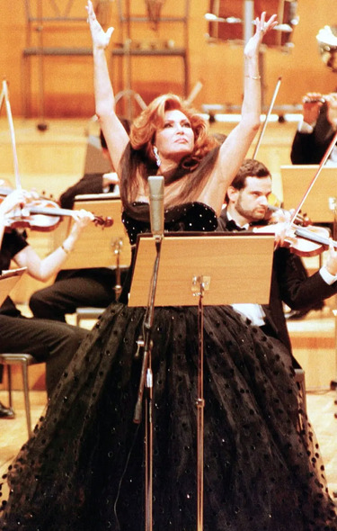 Rocío Jurado en un momento de su actuación en el auditorio de Murcia