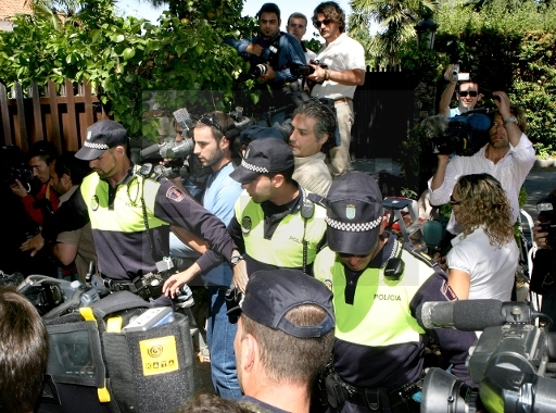 Varios policías forman un cordón de seguridad a las puertas de la residencia de Rocío Jurado