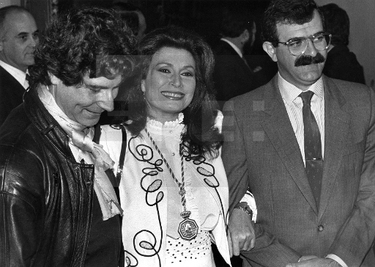 Rocío y el presentador Jesús Quintero reciben la medalla de Andalucía