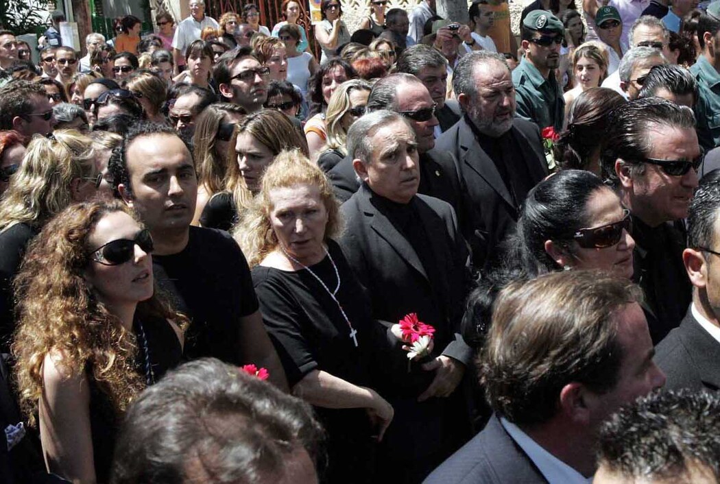 Los familiares rodearon al féretro en su camino al cementerio de San José