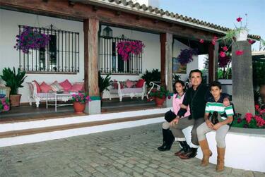 José Ortega Cano, Gloria Camila y José Fernando en la finca Dehesa Yerbabuena