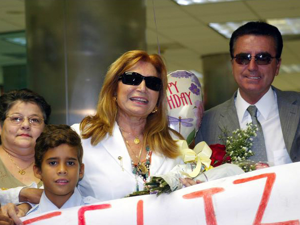 Rocío, José y José Fernando, con fans e amigos a la llegada en el aeropuerto