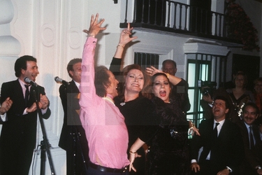 El bailarín Antonio junto a Rocío y Lola Flores, durante la entrega del premio «Andaluza del año».