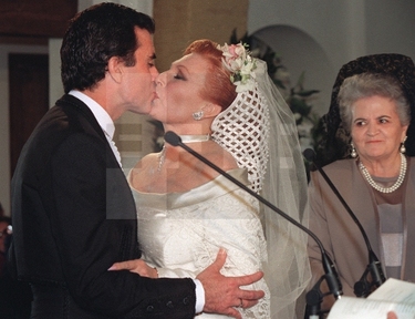 Rocío y José Ortega Cano se besan al término de la ceremonia religiosa de su enlace matrimonial